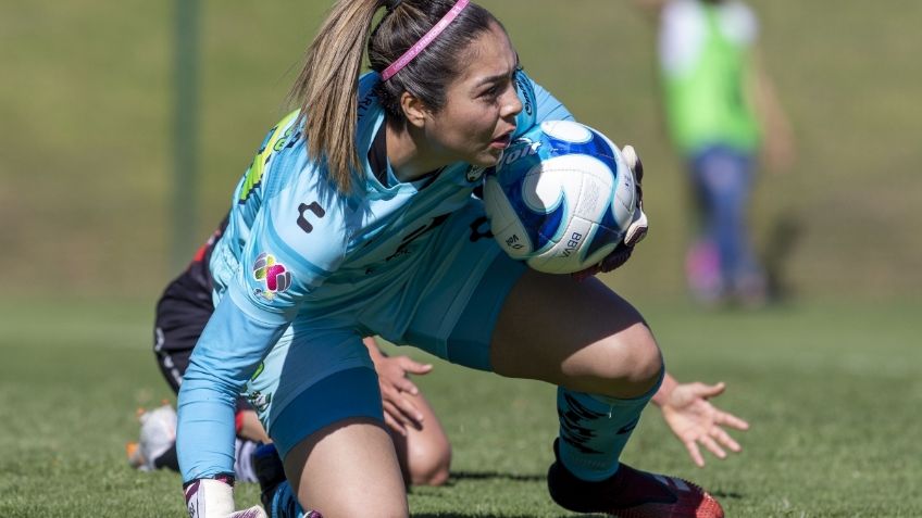 Dramático momento: portera de Santos cae noqueada tras chocar con el poste (VIDEO)