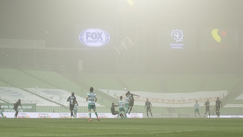 La famosa 'lluvia lagunera' detiene varios minutos el Santos vs Monterrey (VIDEO)