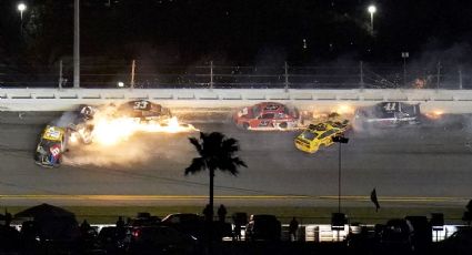 NASCAR: Daytona 500 tiene estremecedor final con múltiples accidentes (VIDEO)