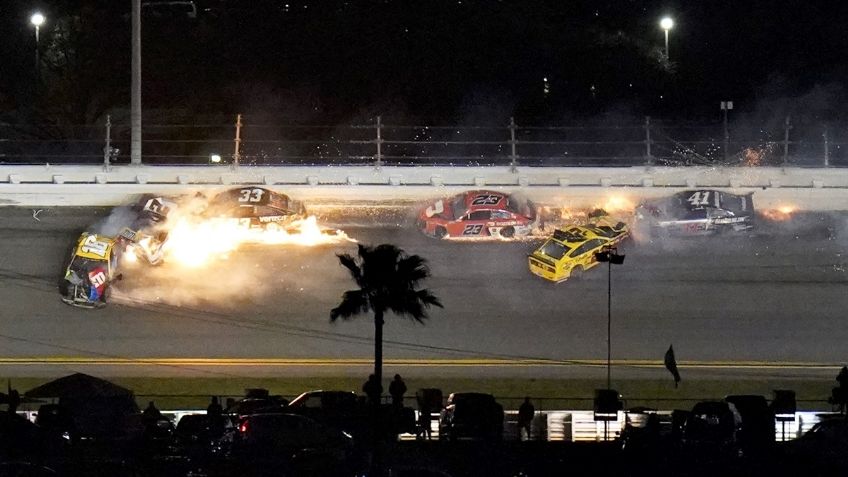 NASCAR: Daytona 500 tiene estremecedor final con múltiples accidentes (VIDEO)