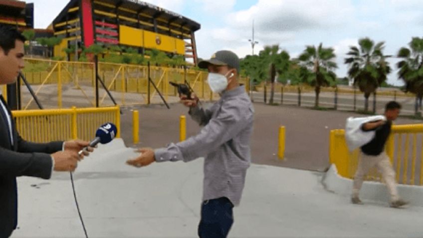 VIDEO VIRAL: Reportero es ASALTADO afuera de un estadio y en plena transmisión