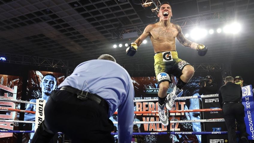 Así se escuchó el nocaut de Valdez sobre Berchelt que lo dejó tendido (VIDEO)