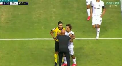 ¡Perdió la cabeza! Jorge Sampaoli agrede a árbitro en futbol de Brasil (VIDEO)