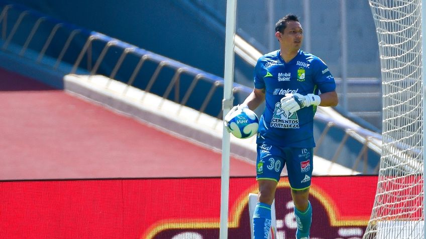 Afición de León celebra regreso de Rodolfo Cota a la titularidad ante Pumas