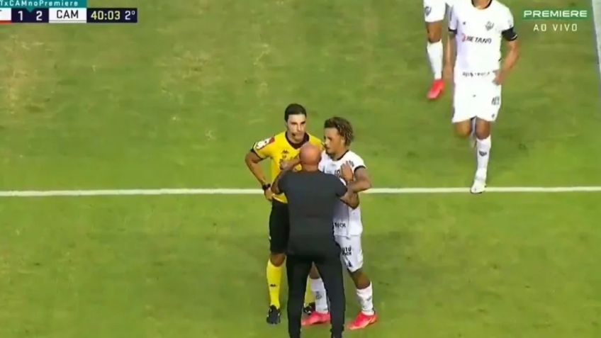 ¡Perdió la cabeza! Jorge Sampaoli agrede a árbitro en futbol de Brasil (VIDEO)