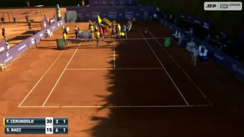 Insólito: aficionados de club de futbol invaden partido de tenis en Chile (VIDEO)