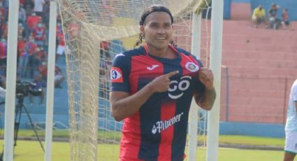 Gullit Peña: Revelan el sorprendente salario que cobra en El Salvador