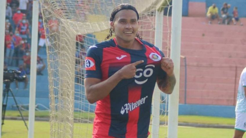 Gullit Peña: Revelan el sorprendente salario que cobra en El Salvador
