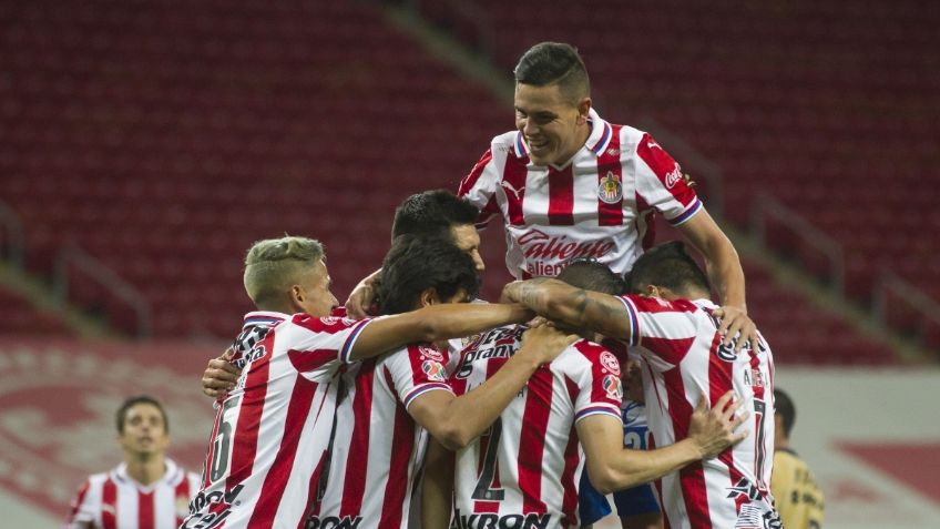 Chivas agrava crisis de Pumas y remonta 2-1 de la mano de JJ Macías