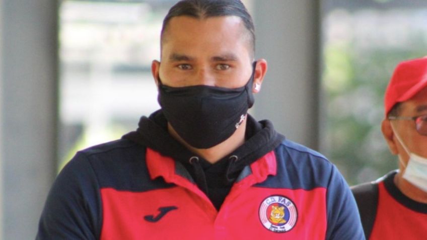 Gullit Peña llega a El Salvador para firmar con su nuevo equipo