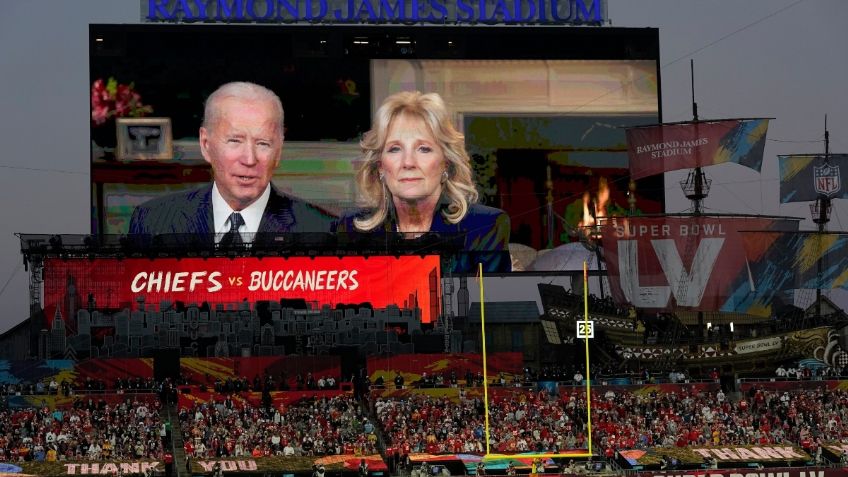 Super Bowl: Joe Biden recuerda a víctimas de Covid junto a Chiefs y Buccaneers (VIDEO)