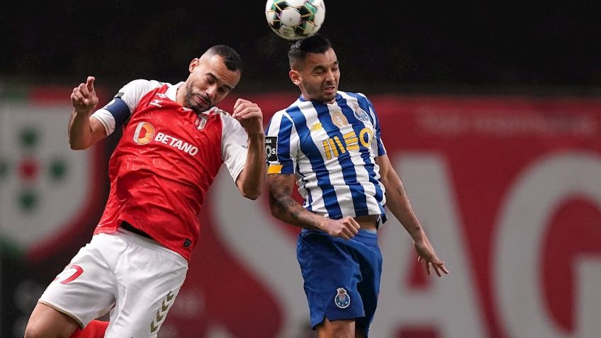 Tecatito Corona pone asistencia, pero se va expulsado con el Porto