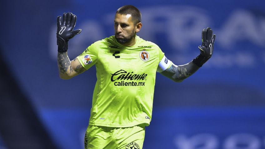 Jonathan Orozco se engancha con aficionado de Tigres: "Pendiente de papá"