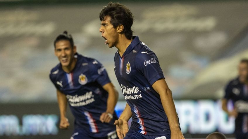 Chivas sorprende al León 1-3 y sale de su crisis de la mano de JJ Macías