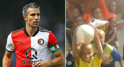 Robin Van Persie regala botines autografiados y niños saltan de alegría (VIDEO)