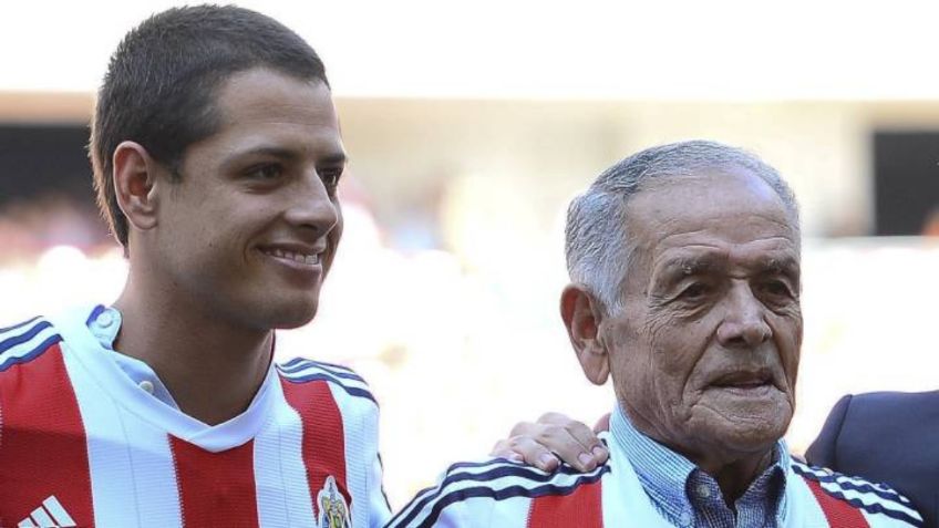 Chicharito recuerda entre lágrimas a su abuelo, previo al Clásico Nacional