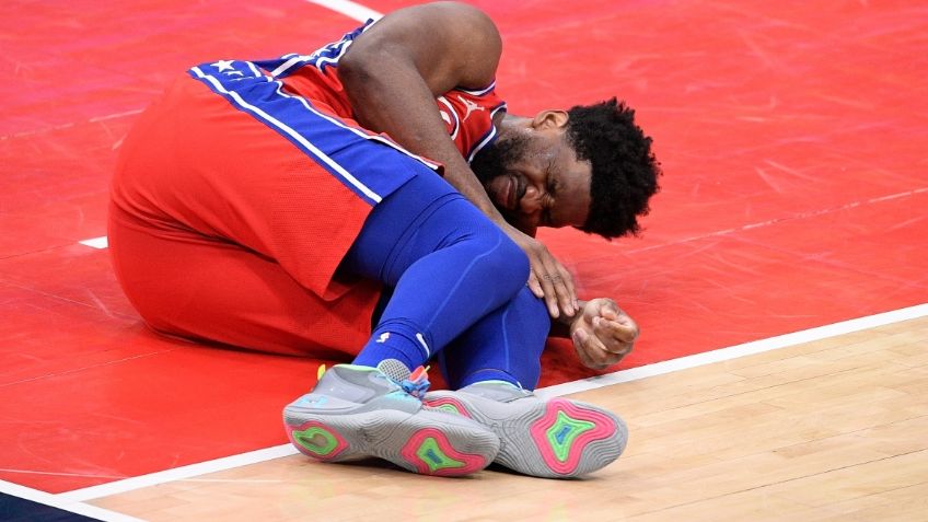 Dura lesión de rodilla de Joel Embiid lo alejará al menos dos semanas (VIDEO)