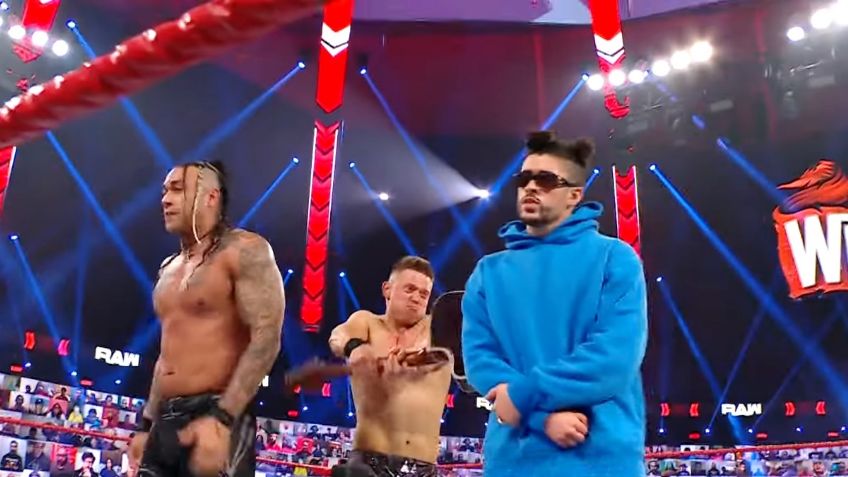 Bad Bunny recibe GUITARRAZO brutal de The Miz en la WWE (VIDEO)