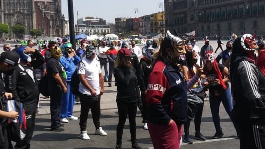 Luchadores marchan hacia el Zócalo de la CDMX para abrir las arenas (VIDEO)