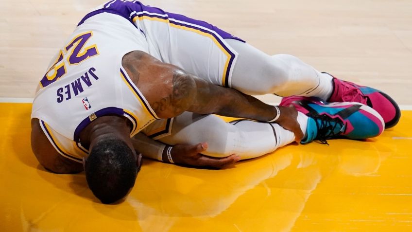 Dolor y frustración de LeBron James enciende alarmas por lesión en los Lakers (VIDEO)