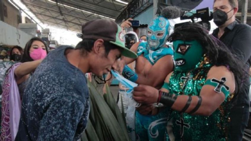 Luchadores salen del ring y promueven uso de cubrebocas en metro de la CDMX