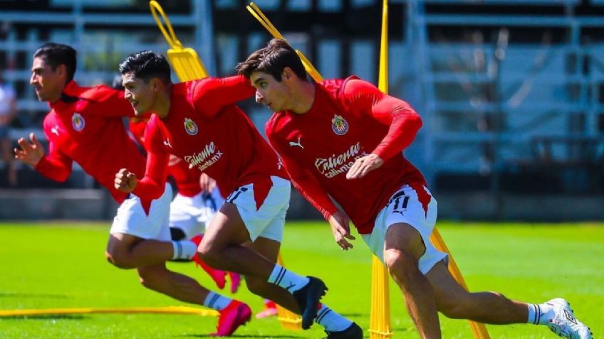 Chivas ya piensa en refuerzos y sentencia a dos jugadores para salir