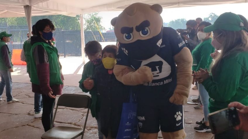 Así ayuda Goyo en la vacunación anticovid en Estadio Olímpico Universitario