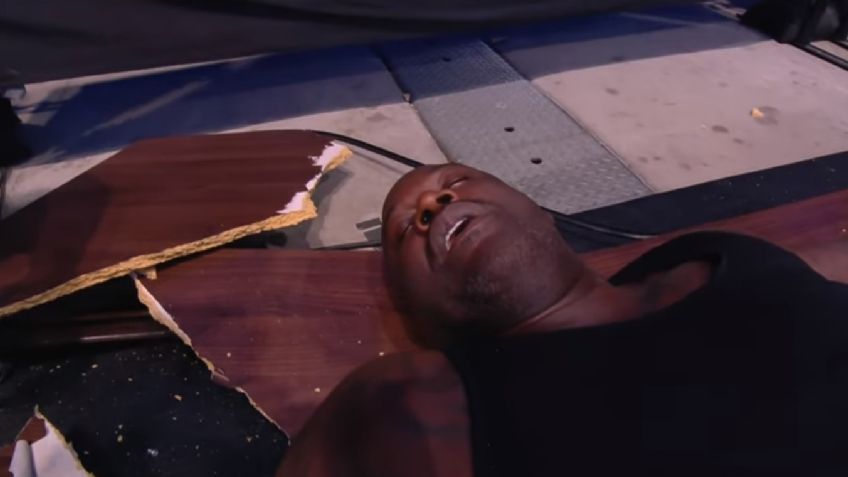 Shaquille O'Neal es sacado en ambulancia tras su debut en la lucha libre