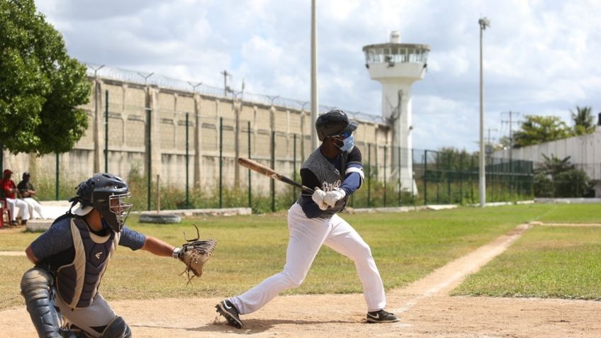 Randy Arozarena juega beisbol con reclusos del Cereso de Mérida (FOTOS)