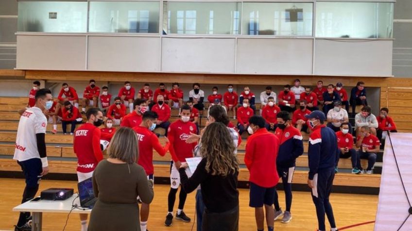 Chivas asiste a plática sobre violencia de género, tras casos de indisciplina