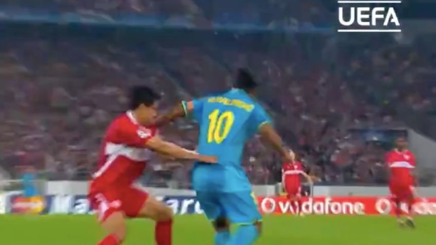 Ronaldinho recuerda su paso por Barcelona con jugada a Ricardo Osorio (VIDEO)