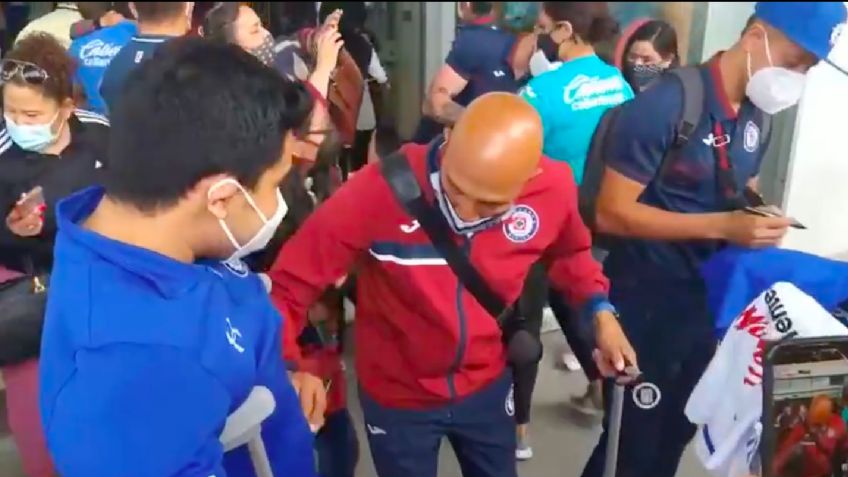 Cruz Azul: Aficionados rompen protocolo con jugadores en Ciudad Juárez (VIDEO)