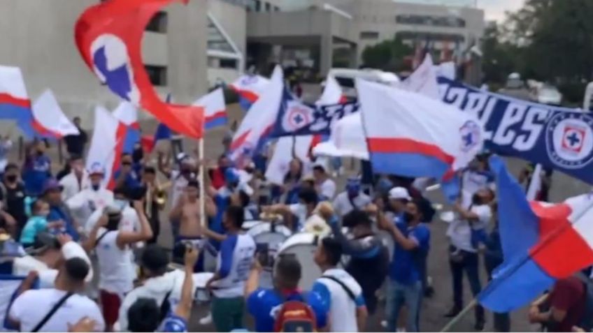 VIDEO: Jugadores de Cruz Azul se unen a afición en fiesta antes de duelo ante Pachuca