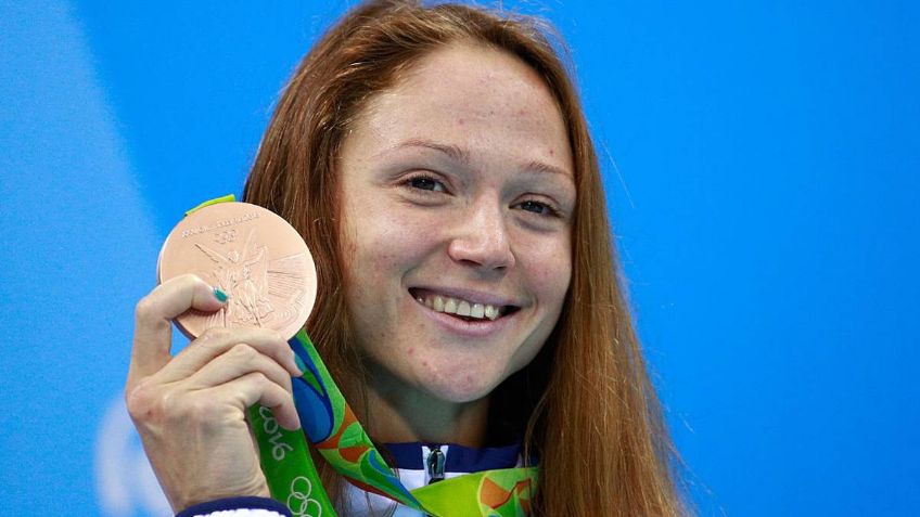 Nadadora vende su medalla de oro como protesta y queda fuera de Tokio 2020