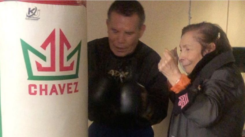 Julio César Chávez pone a boxear ¡a su madre! próxima campeona (VIDEO)