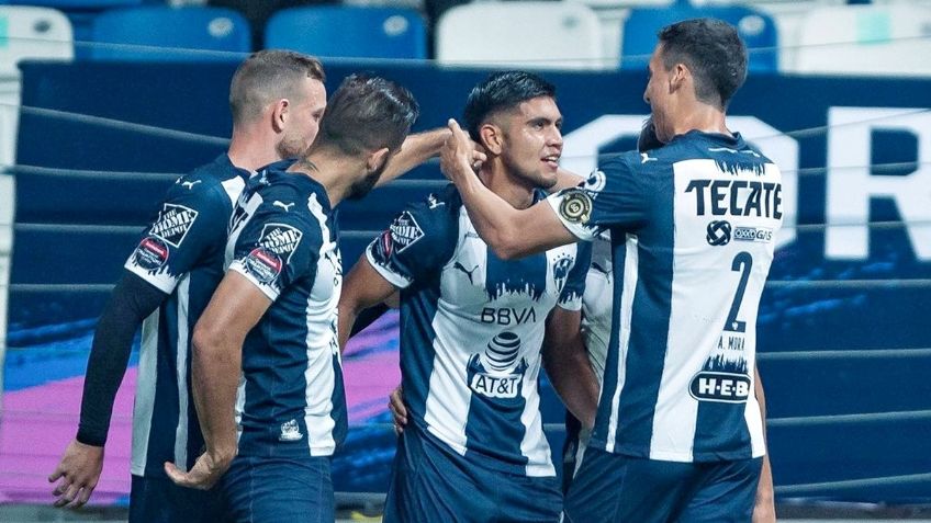 Monterrey: Afición revienta a Aguirre y jugadores con mantas frente a su estadio