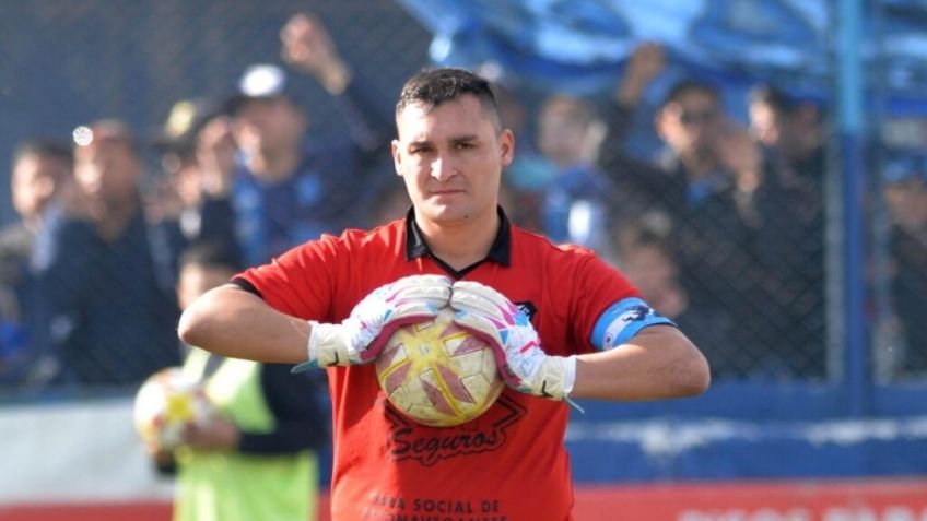 Insólito: Portero argentino es expulsado en Ecuador por orinar durante juego