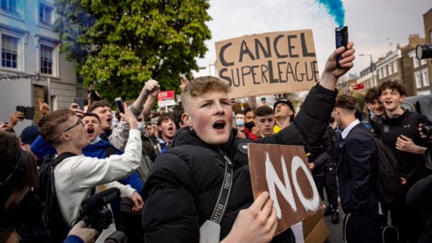 Afición del Chelsea protesta contra la Superliga Europea y se sale de control (VIDEO)