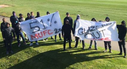 Aficionados de Manchester United no ceden: piden renuncia de dueños en estadio