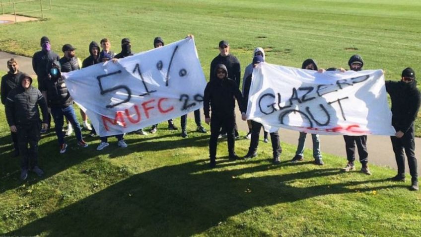 Aficionados de Manchester United no ceden: piden renuncia de dueños en estadio