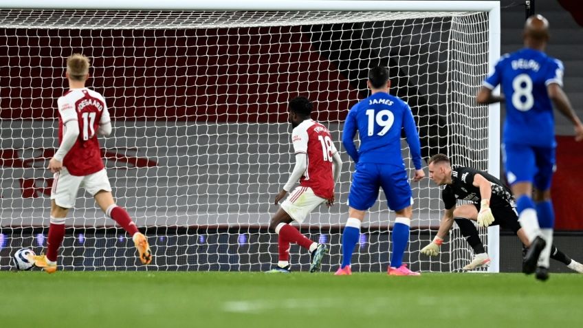 ¡Qué osote! Portero se 'come' increíble gol y deja al Arsenal con la derrota (VIDEO)