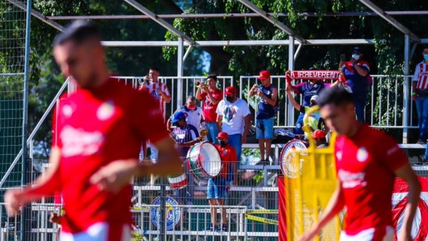Aficionados de Chivas asisten a la práctica del equipo y arman carnaval (VIDEO)