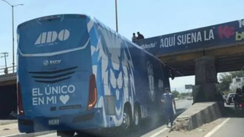 Autobús del Pachuca se atora en puente de San Luis y provoca caos vial