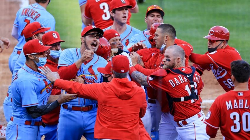 ¡Se vaciaron las bancas! Se arma pleito en el Cardinals vs Reds (VIDEO)