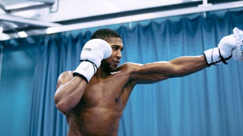 Mike Tyson conecta duro golpe en contra de Anthony Joshua