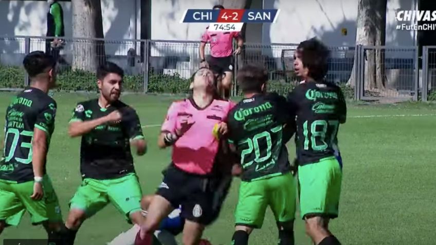 Árbitro sufre agresión por la espalda en el Chivas vs Santos Sub 20 (VIDEO)