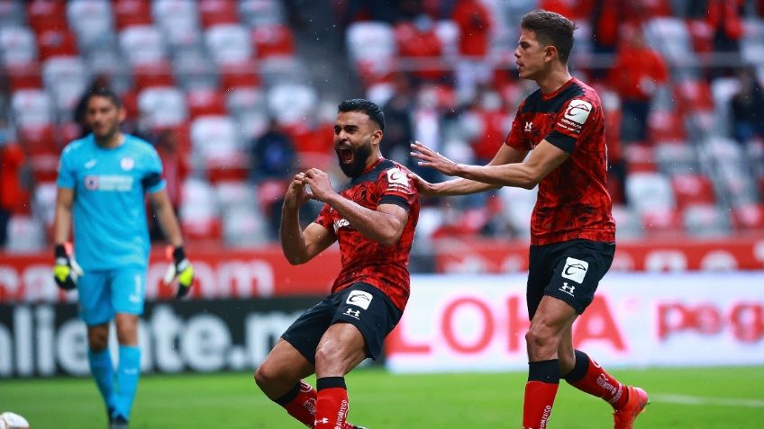 Toluca, con polémico penalti, golpea primero a Cruz Azul en inicio de liguilla