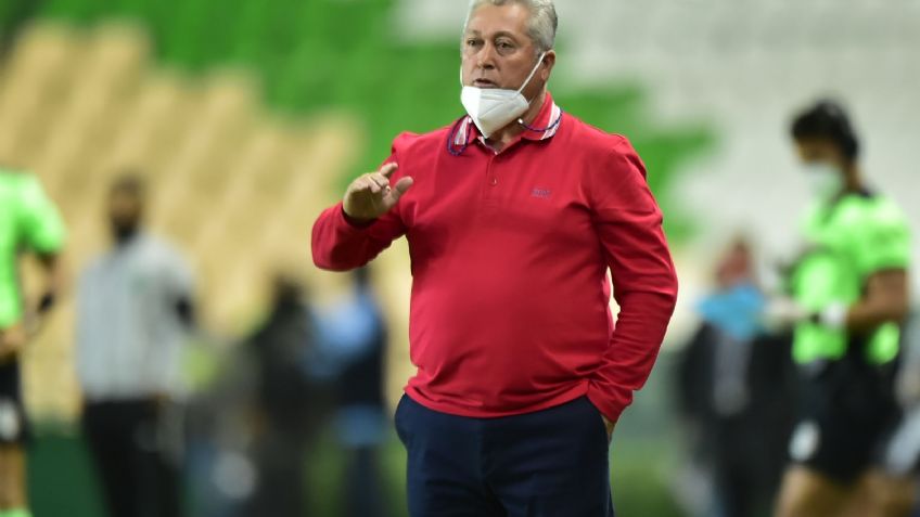Chivas anunció la renovación de Víctor Manuel Vucetich y así reaccionó la afición