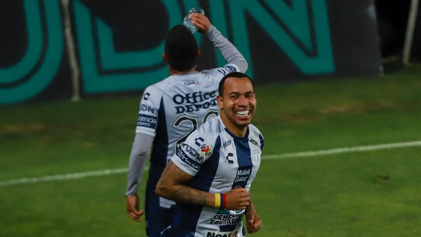 Erick Sánchez se BURLA de afición de América tras ARROJARLE una botella (VIDEO)