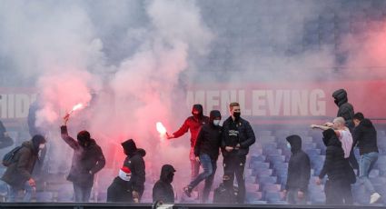 Locura en Holanda; Ultras detienen juego de la Eredivisie con bengalas y petardos